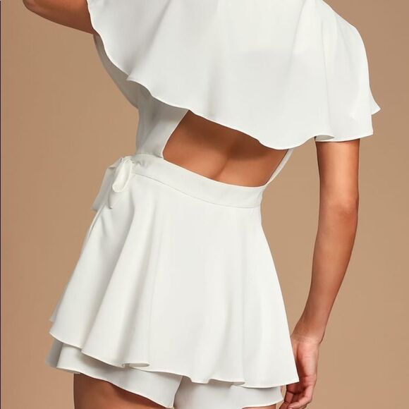 ✨ Aldrin White Ruffled Backless Wrap Skort Romper✨ - Picture 7 of 12